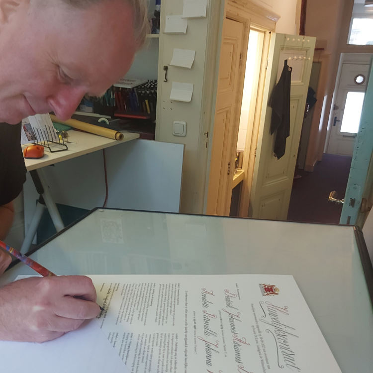 Aan het kalligraferen